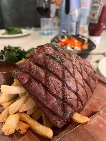 Tom Bar + Grill